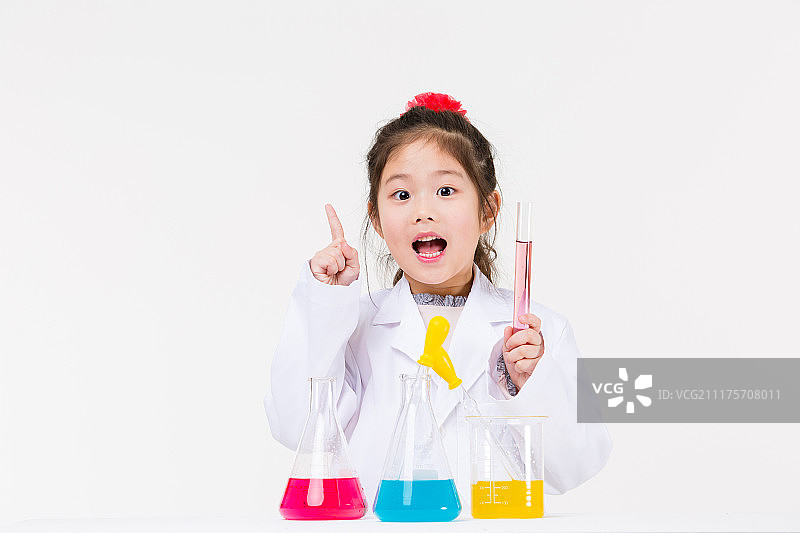 韩国儿童科学家充满好奇，充满希望的未来图片素材