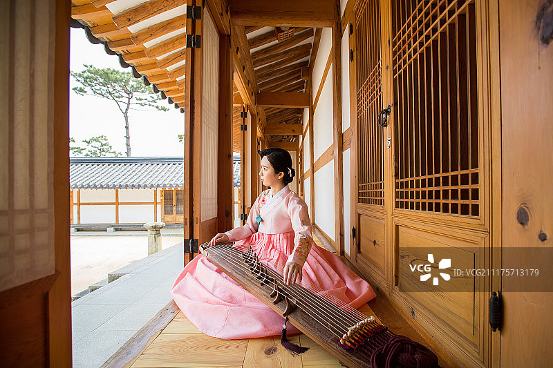 韩国女性演奏伽倻琴传统文化主题图片素材