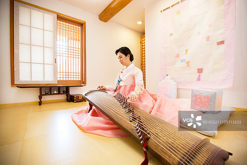 韩国女性演奏伽倻琴传统文化主题图片素材