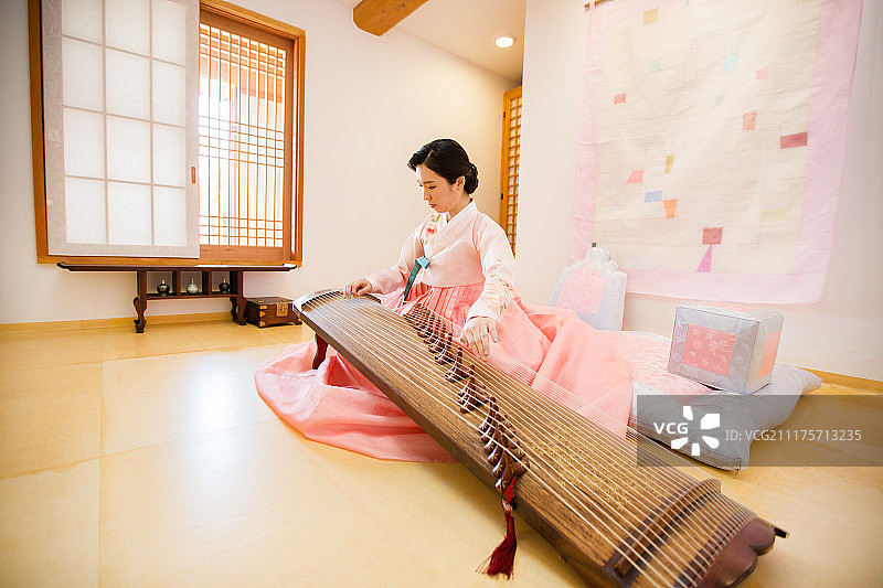 韩国女性演奏伽倻琴传统文化主题图片素材