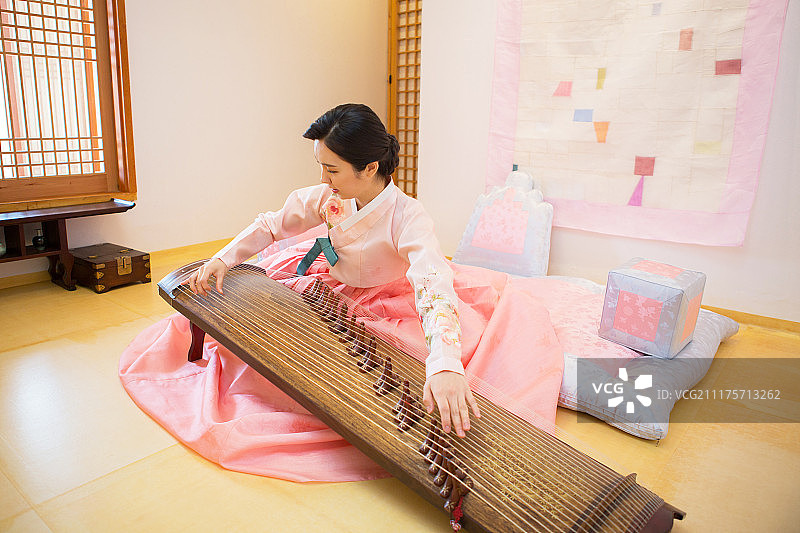 韩国女性演奏伽倻琴传统文化主题图片素材
