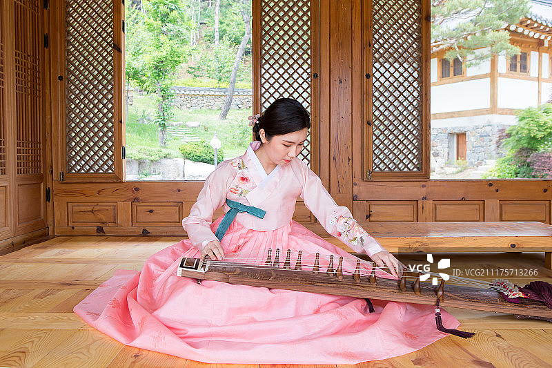 韩国女性演奏伽倻琴传统文化主题图片素材