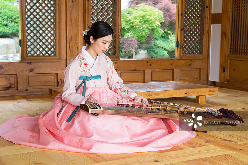 韩国女性演奏伽倻琴传统文化主题图片素材