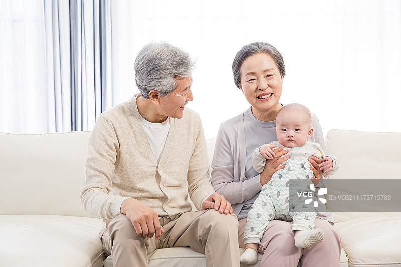 祖父母、婴儿、孙子孙女、微笑、关爱、婴幼儿护理、祖母图片素材