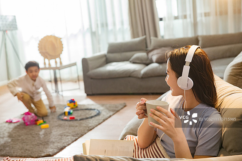 母亲和男孩在客厅图片素材