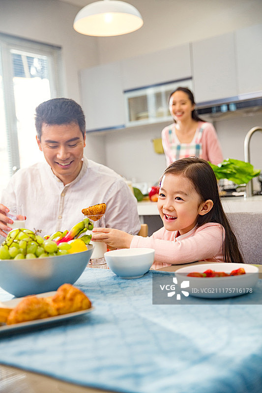 幸福家庭在吃早餐图片素材