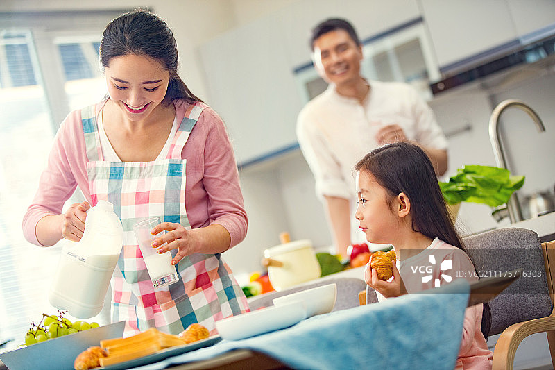 幸福家庭在吃早餐图片素材