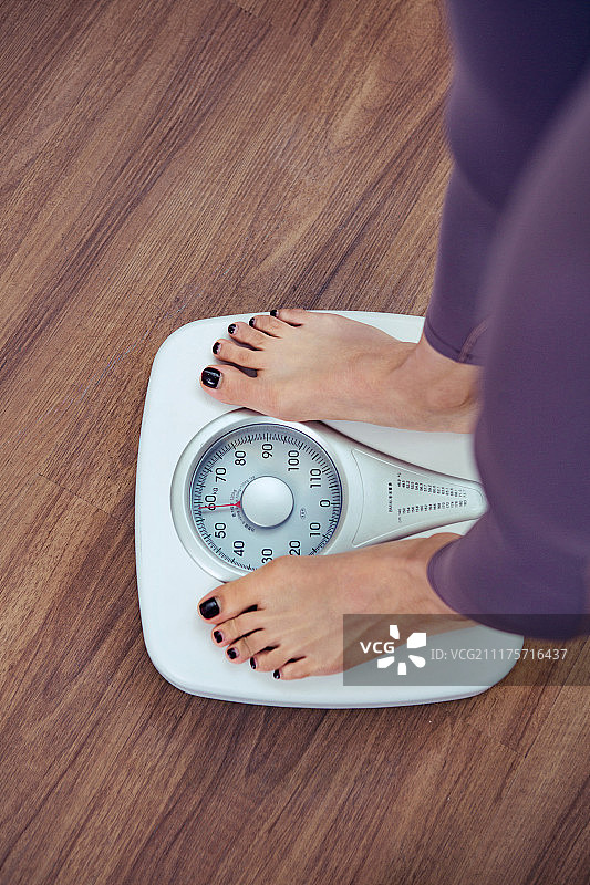 青年女人测量体重图片素材