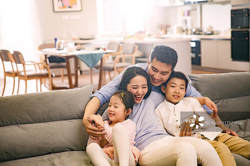幸福家庭在客厅里图片素材