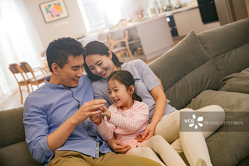幸福的一家三口在客厅里图片素材