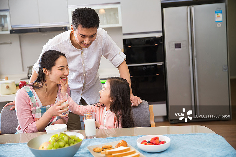 幸福家庭在吃早餐图片素材