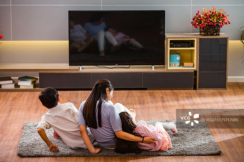 幸福家庭在看电视图片素材