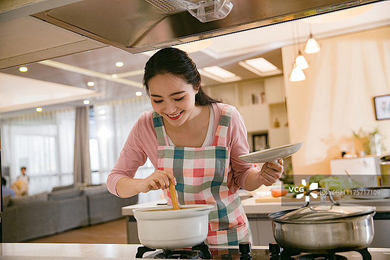 青年女人在厨房煲汤图片素材