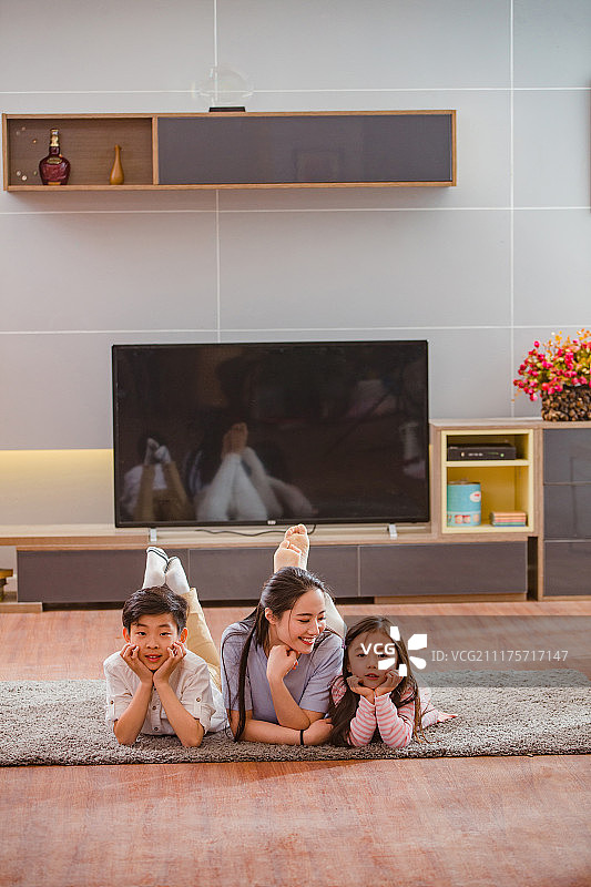 幸福家庭在客厅图片素材