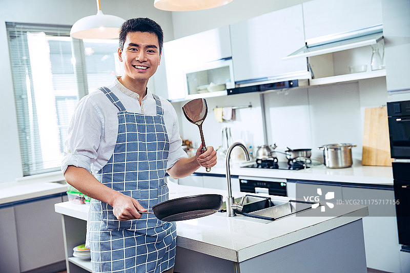青年男人在厨房图片素材