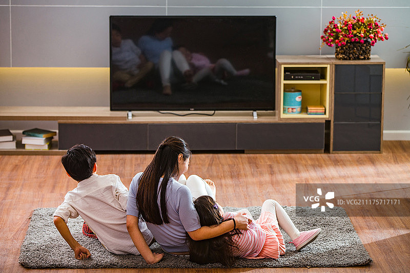 幸福家庭在看电视图片素材