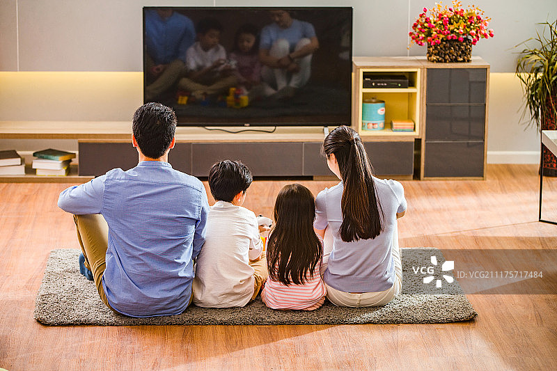 幸福家庭在看电视图片素材