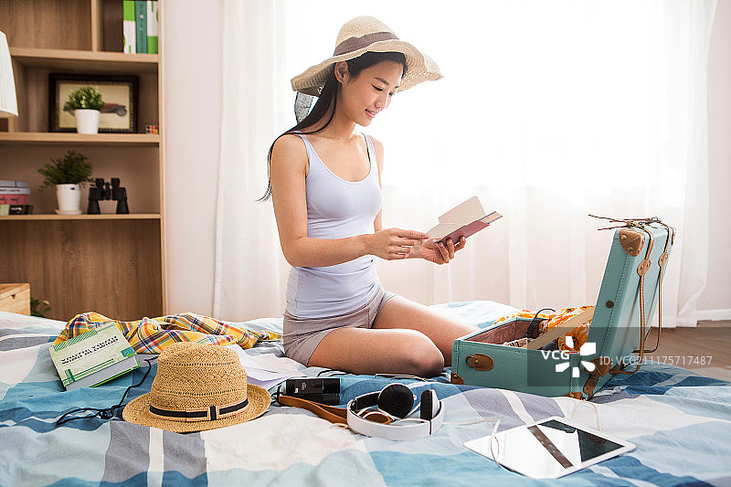 青年女人准备外出旅行图片素材