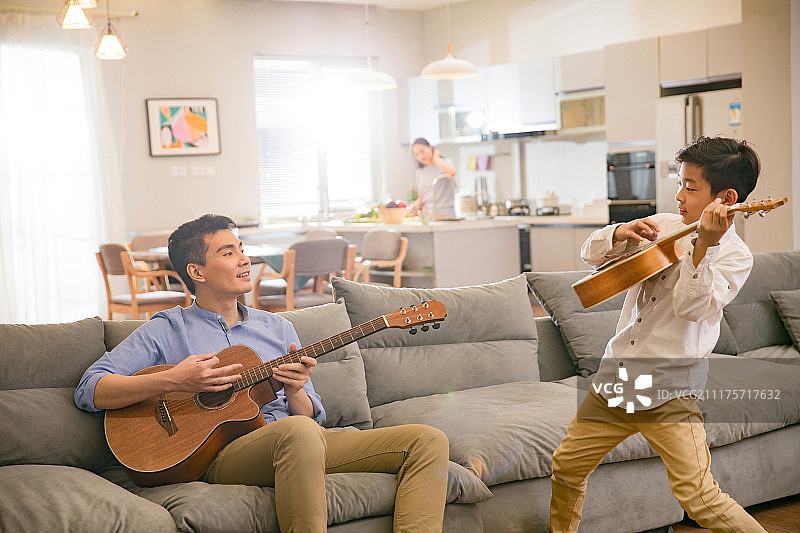 父亲和男孩在弹吉他图片素材