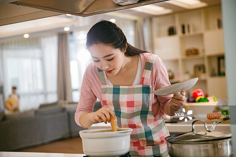 青年女人在厨房煲汤图片素材