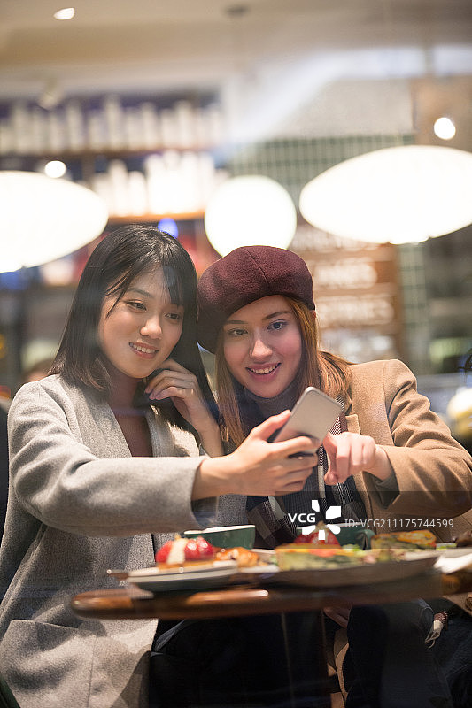 闺蜜在咖啡馆聊天自拍图片素材