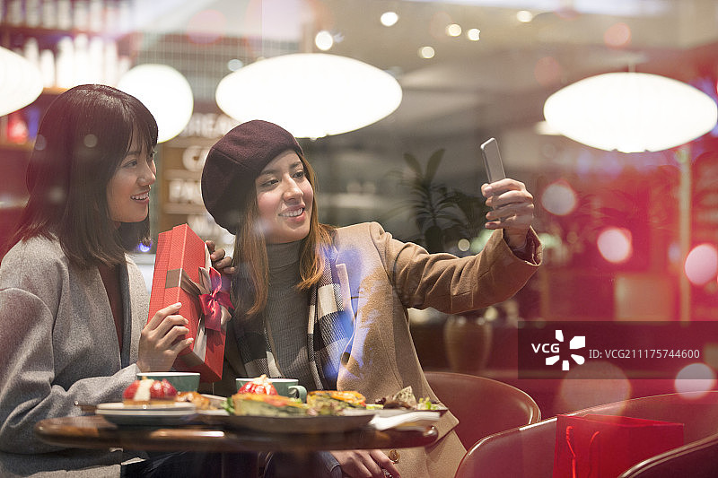 闺蜜在咖啡馆自拍图片素材