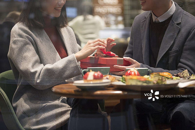 情侣约会送礼物特写图片素材