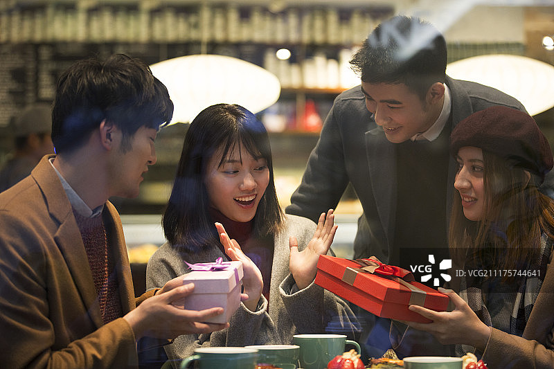 快乐的年轻人聚会送礼物图片素材