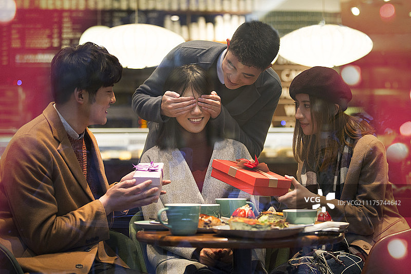 快乐的年轻人聚会送礼物图片素材