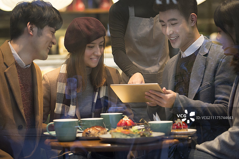 快乐的年轻人聚会点餐图片素材