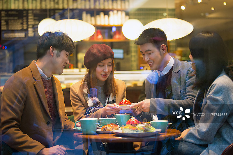 快乐的年轻人聚会图片素材