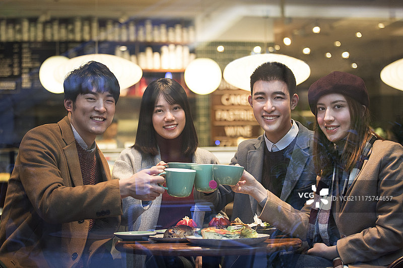 快乐的年轻人聚会图片素材