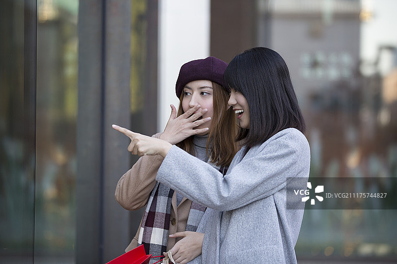 快乐的闺蜜逛街购物图片素材