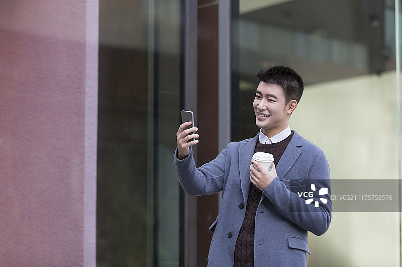 年轻人节日逛街聚会图片素材