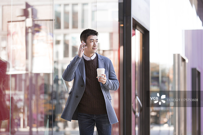 年轻人节日逛街聚会图片素材