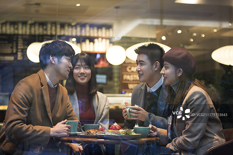 年轻人节日逛街聚会图片素材