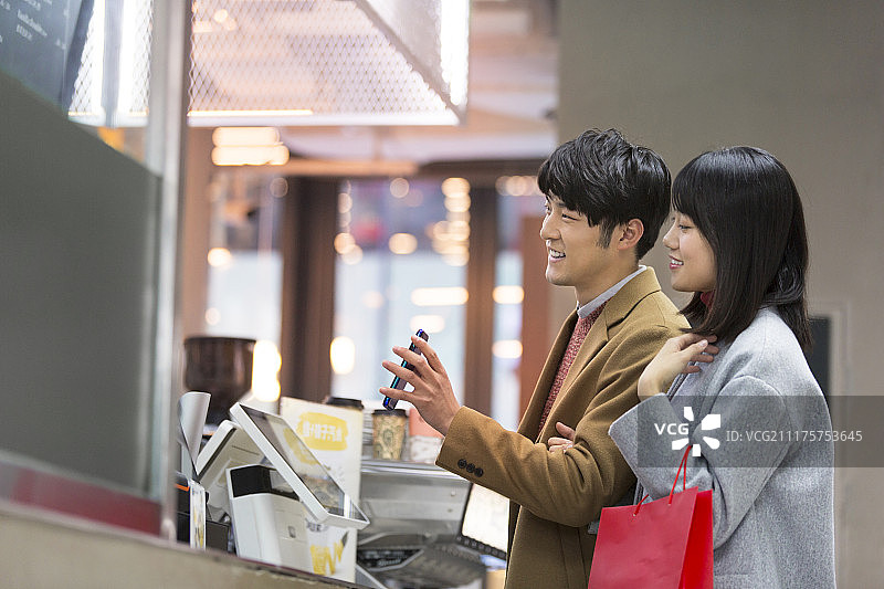 年轻人节日逛街聚会图片素材