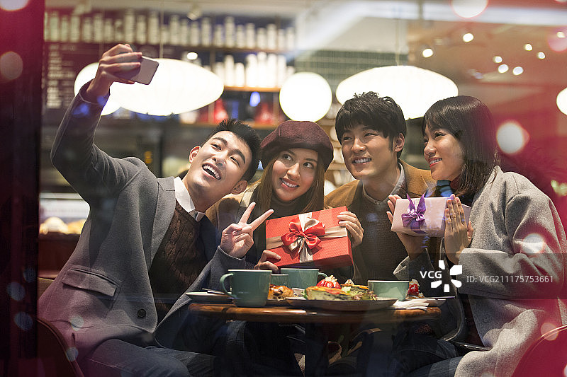 年轻人节日逛街聚会图片素材