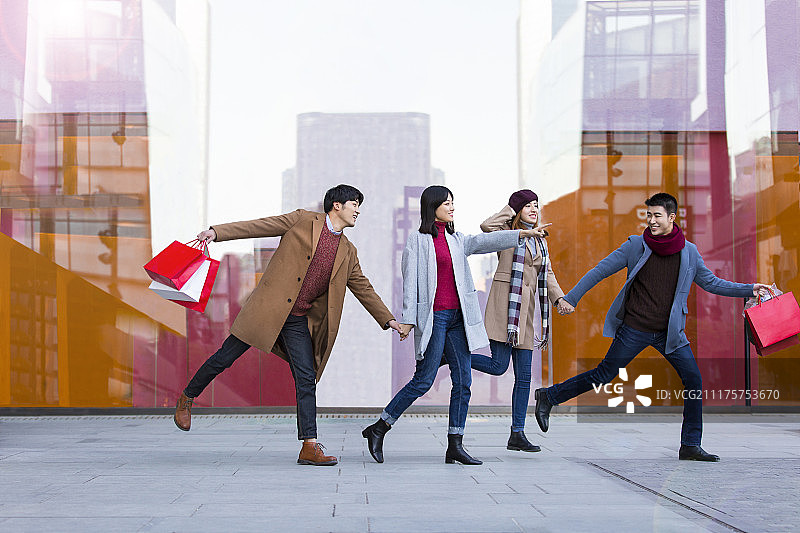 年轻人节日逛街聚会图片素材