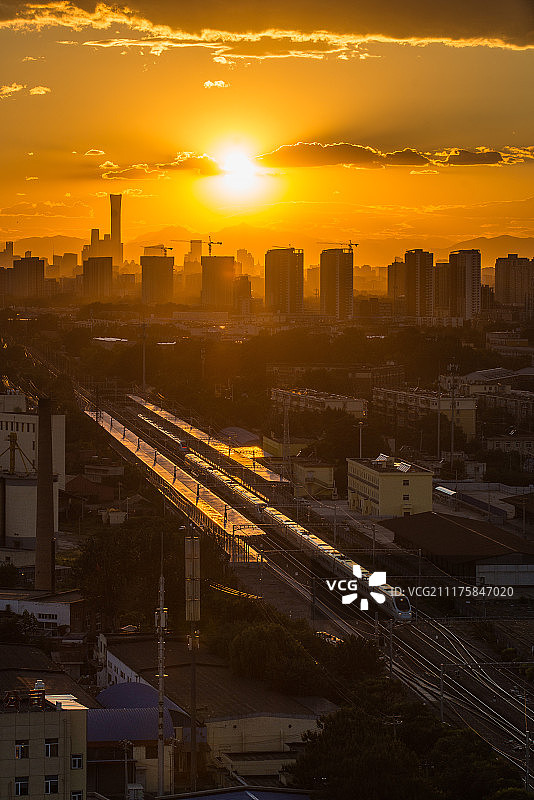 一列动车驶过夕阳下的北京城市副中心通州车站图片素材