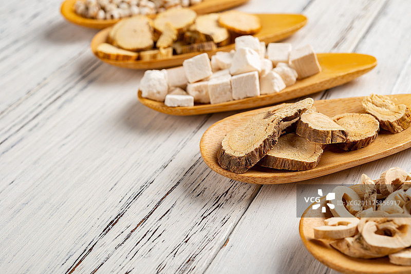 影棚拍摄川木通苦参薏苡仁茯苓白鲜皮放在木勺子上图片素材