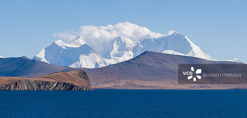 西藏普莫雍错和远处的库拉岗日雪峰图片素材