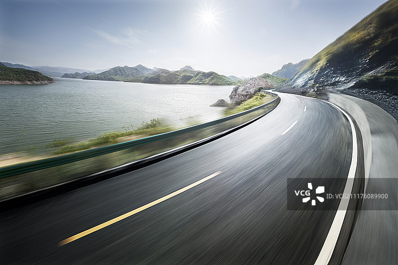 湖边盘山路图片素材