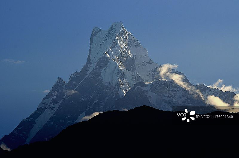 晴空下的雪山山顶图片素材