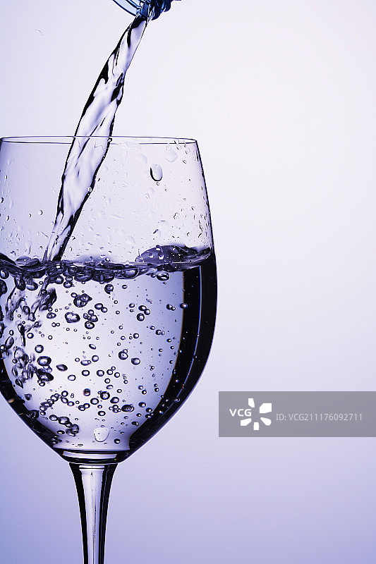 葡萄酒倒入葡萄酒杯中图片素材