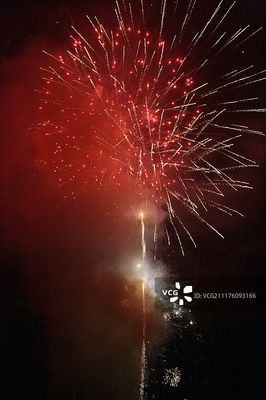 夜空中绽放的烟花图片素材