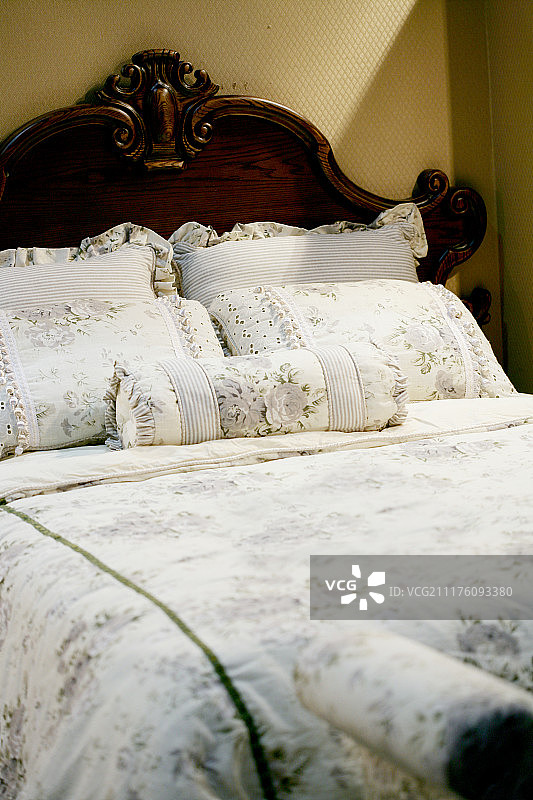 华丽的枕头和床罩图片素材