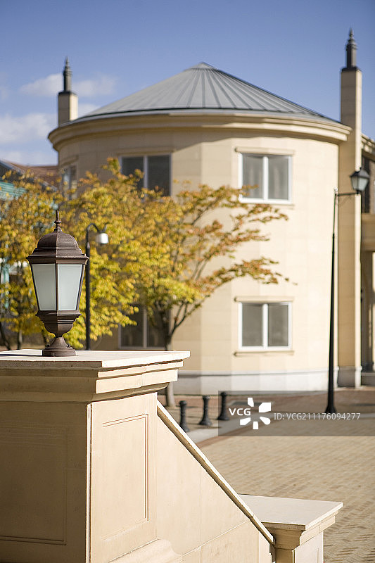 校园建筑栏杆上的路灯图片素材