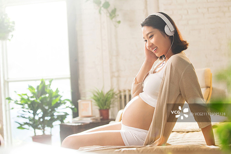 孕妇的家庭生活图片素材