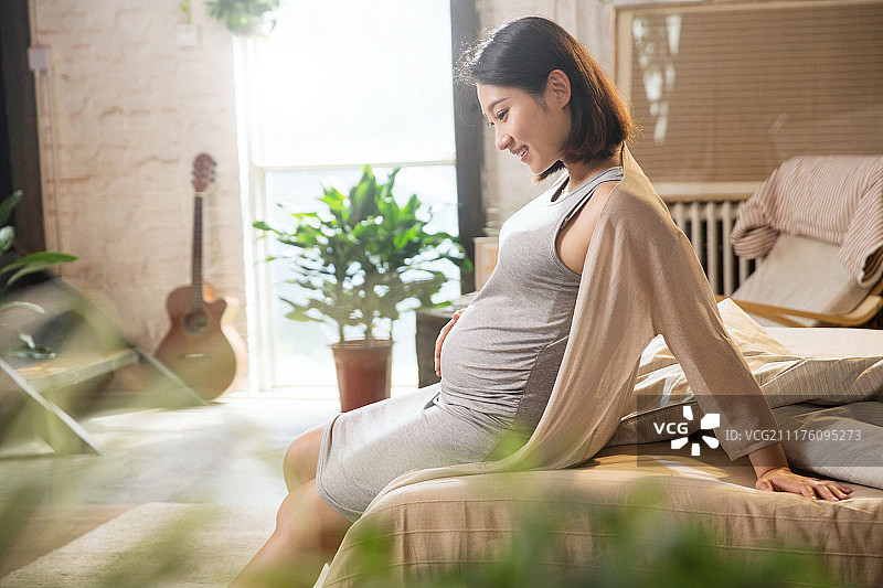 孕妇的家庭生活图片素材